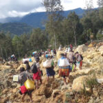 Plus de 2000 personnes ont été enterrés vivantes par le glissement de terrain de vendredi en Papouasie-Nouvelle-Guinée.