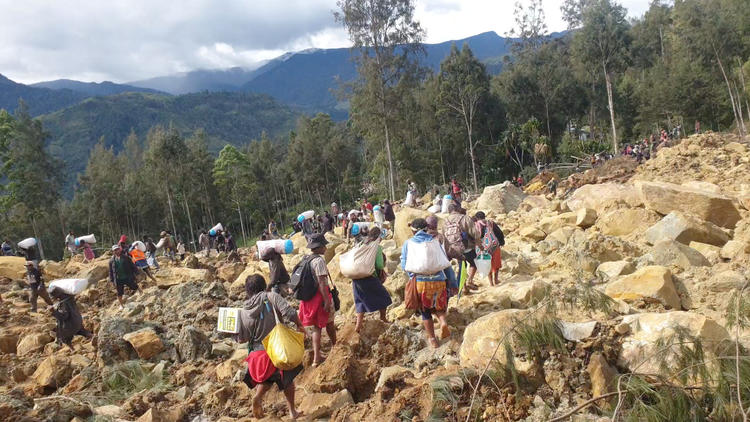 Plus de 2000 personnes ont été enterrés vivantes par le glissement de terrain de vendredi en Papouasie-Nouvelle-Guinée.