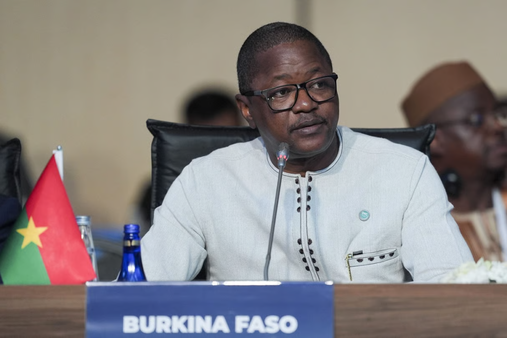 Afrique-États-Unis : le Burkina Faso affirme avoir refusé d’accueillir des expulsés de Donald Trump