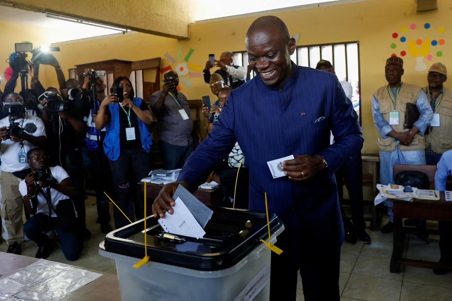 Le Président Oligui Nguema en train de mettre son bulletin lors de l'élection présidentielle