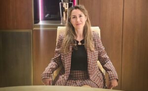 ROMY CASTEL : LA FORCE TRANQUILLE D’UNE HERITIERE DÉTERMINÉE