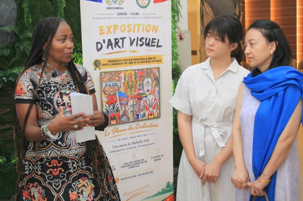 Libreville : une visite diplomatique à l’exposition d’Art visuel de Michelle Nze