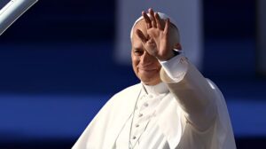 Le pape Léon XIV a-t-il « refusé » de serrer la main d’un membre du clergé noir lors de sa visite à Metz ?